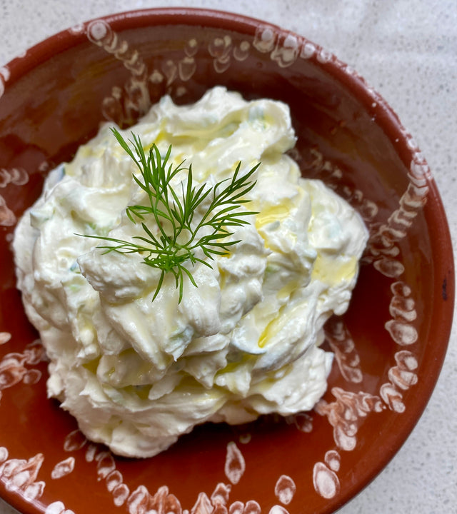 Greek Cucumber Yoghurt Dip (Tzatziki) 🥒🇬🇷